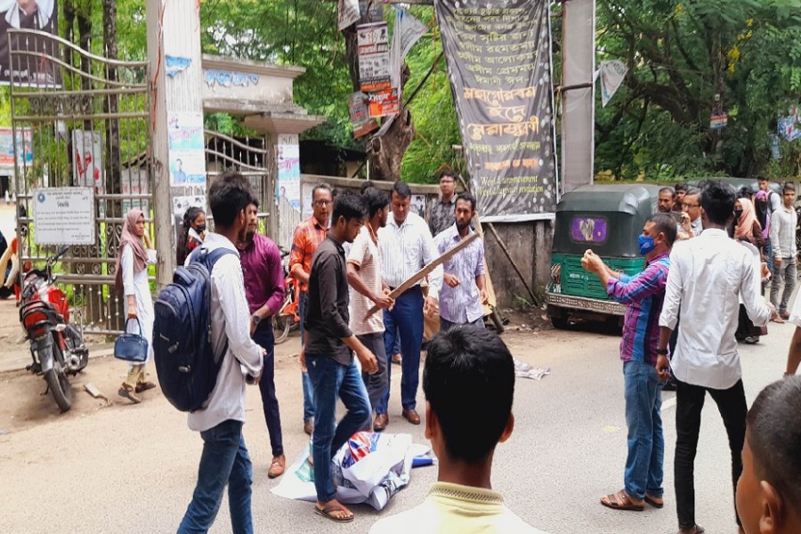 10 hurt as BCL activists attack Student Union’s human chain in Chattogram