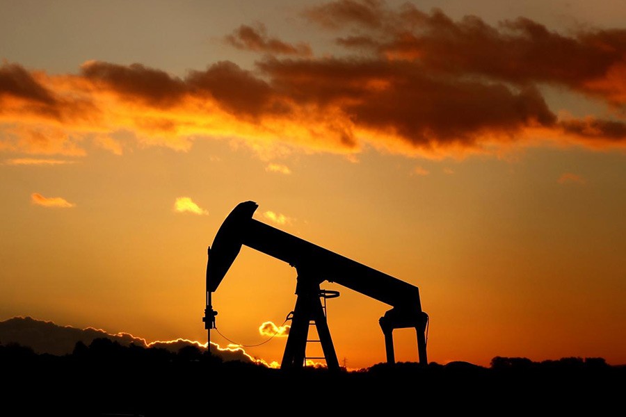 Oil climbs $2.0 as US crude stocks plunge on strong export demand