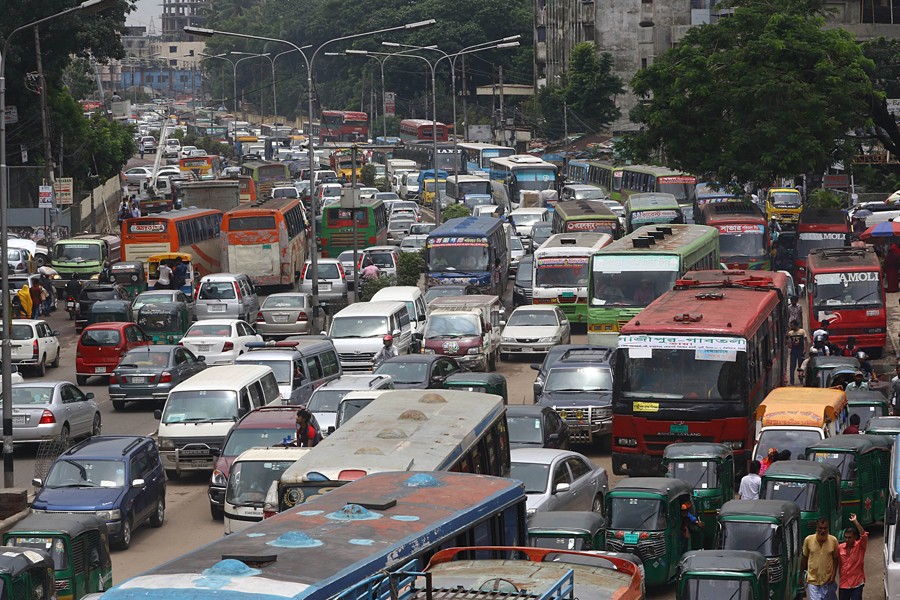 Road traffic in Dhaka is chaotic and terrible 