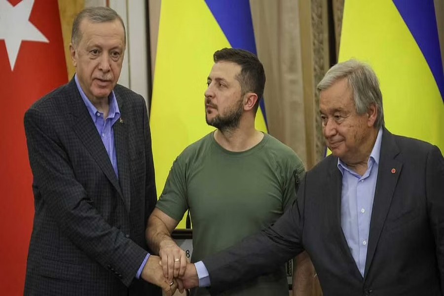 Ukrainian President Volodymyr Zelenskiy, Turkish President Tayyip Erdogan and UN Secretary-General Antonio Guterres shake hands after a joint news conference following their meeting in Lviv, Ukraine August 18, 2022. REUTERS