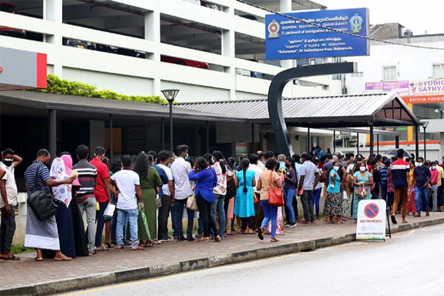 Huge queues form as Sri Lankan people try to obtain passports to leave. (Collected photo)