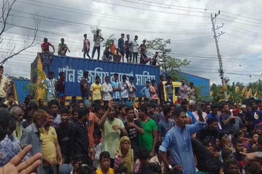 Protesters block Dhaka-Ctg highway after eviction drive at Jungle Salimpur