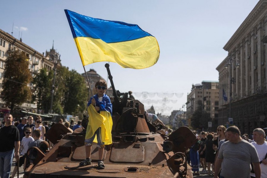 A boy waves a national flag atop of armoured personal carrier at an exhibition of destroyed Russian military vehicles and weapons, dedicated to the upcoming country's Independence Day, amid Russia's attack on Ukraine, in the centre of Kyiv, Ukraine August 21, 2022. REUTERS / Valentyn Ogirenko/File Photo