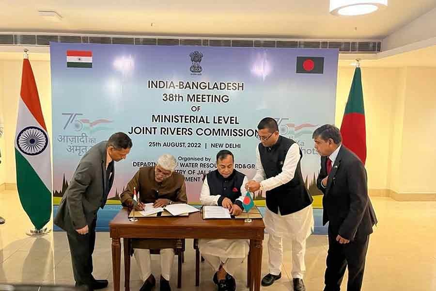 State Minister for Water Resources Zahid Faruk and his Indian counterpart Gajendra Singh Shekhawat signed the record of discussion during the 38th meeting of the Joint River Commission in New Delhi on Thursday. Photo: Ministry of Water Resources of Bangladesh