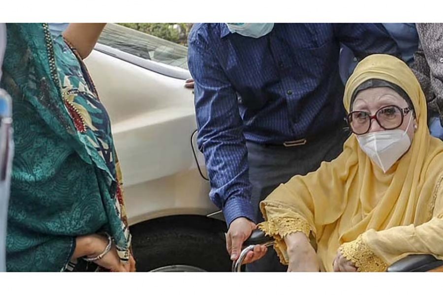 BNP Chairperson Khaleda Zia arrives at Evercare Hospital in Dhaka’s Bashundhara for a medical check-up on Wednesday, Apr 6, 2022.