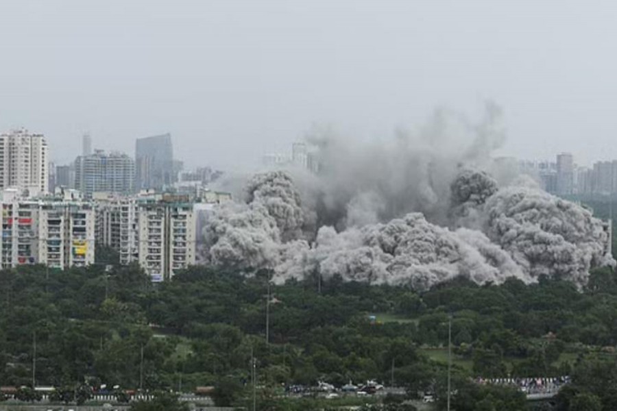 India demolishes two illegal residential skyscrapers