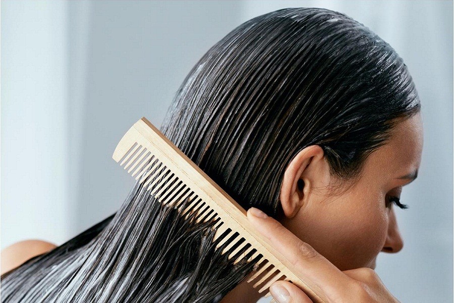 What happens if you comb wet hair? 