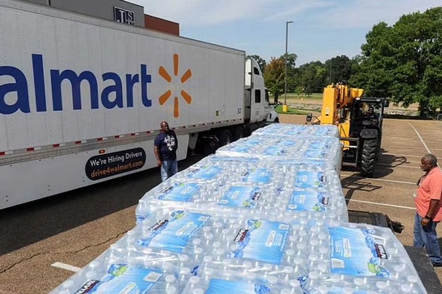 Drinking water is delivered on the campus of Jackson State University after the city of Jackson, Mississippi, US, remains without reliable water infrastructure,September 2, 2022. REUTERS/Rory Doyle