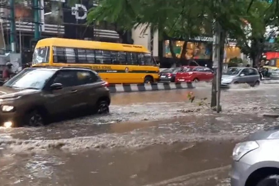 The flood caused traffic disruptions and prompted offices to issue work-from-home orders to employees. CITIZENKAMRAN/TWITTER