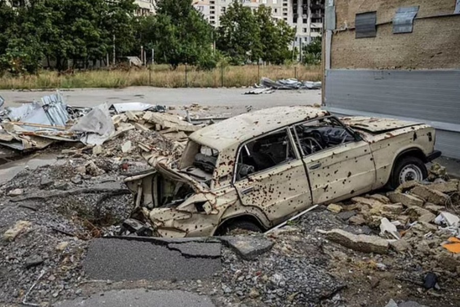 A destroyed car is pictured in front of a damaged residential building, in Saltivka, one of the most damaged residential areas, amid Russia's attack on Ukraine, in Kharkiv, Ukraine September 6, 2022. REUTERS/Viacheslav Ratynskyi