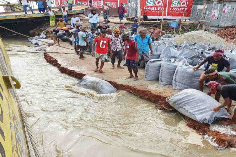 Padma erosion disrupts ferry service in Daulatdia  