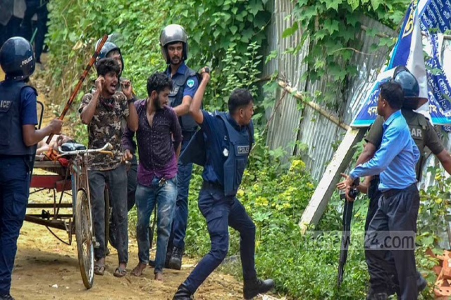 বৃহস্পতিবার জঙ্গল সলিমপুরের কাছে অভিযানের সময় প্রশাসনের কর্মকর্তাদের ওপর হামলা হয়।