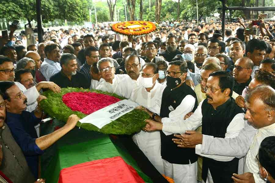 সোমবার কেন্দ্রীয় শহীদ মিনারে সদ্য প্রয়াত সংসদ উপনেতা সৈয়দা সাজেদা চৌধুরীর কফিনে ফুল দিয়ে শ্রদ্ধা জানাচ্ছেন আওয়ামী লীগের সাধারণ সম্পাদক ওবায়দুল কাদেরসহ অন্যান্য নেতৃবৃন্দ। ছবি: পিআইডি।