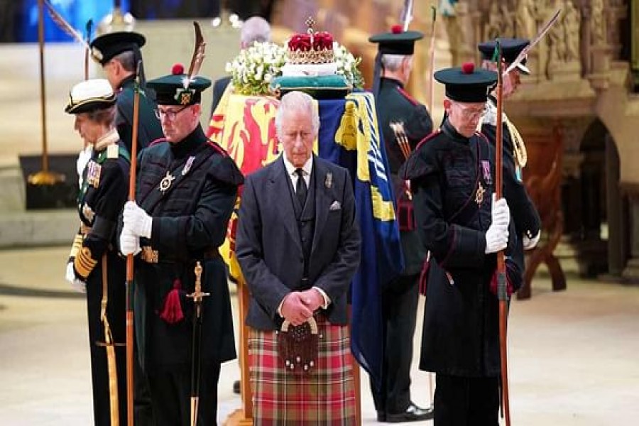 King Charles and siblings hold silent vigil to Queen Elizabeth