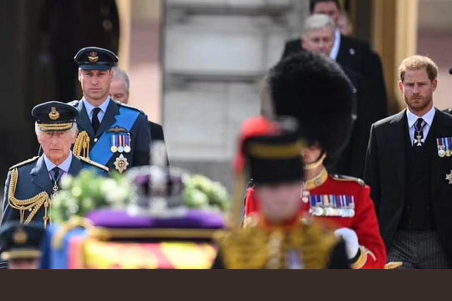 Queen's coffin begins last journey from Buckingham Palace