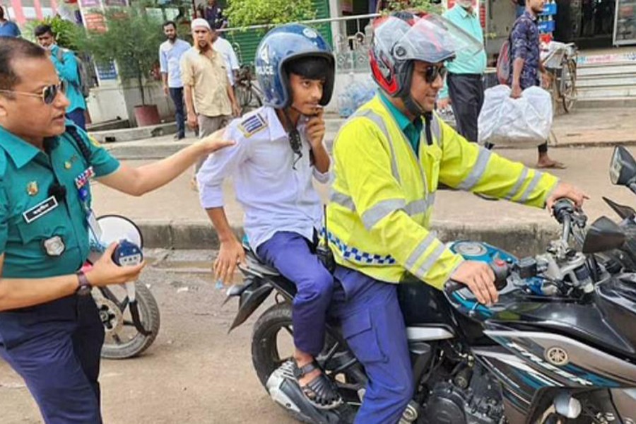 যানজটে এসএসসি পরীক্ষার্থীদের কেন্দ্রে পৌঁছে দিচ্ছে উত্তরার পুলিশ