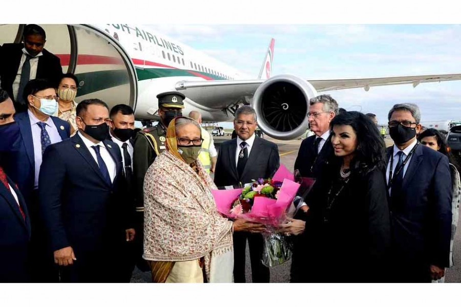 PM arrives in London