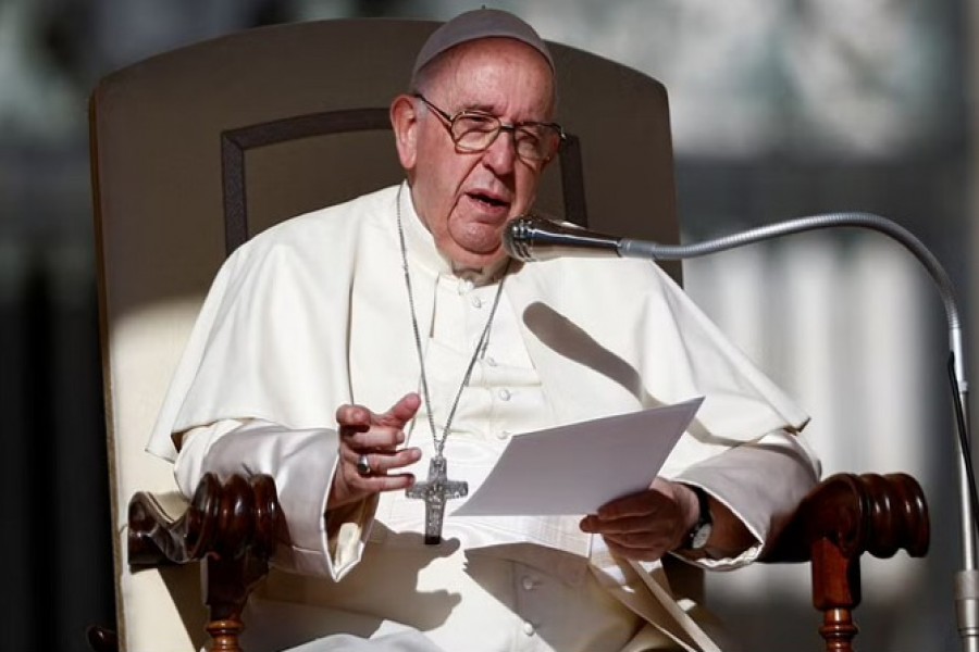 Pope Francis addresses the audience as he arrives for the weekly general audience at the Vatican, September 21, 2022. REUTERS/Guglielmo Mangiapane