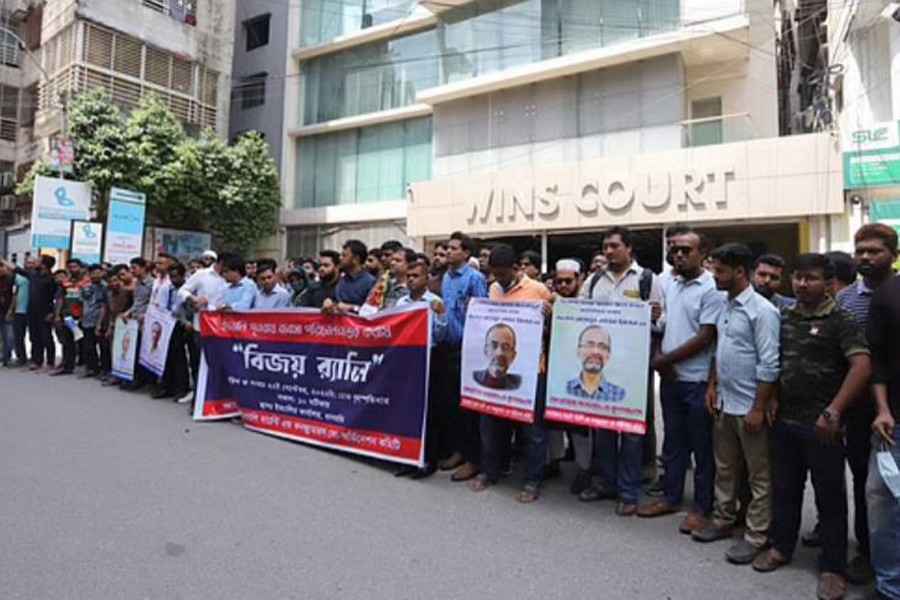 Hundreds of lenders gather outside Evaly office