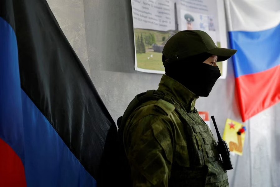A service member of the self-proclaimed Donetsk People's Republic stands guard at a polling station ahead of the planned referendum on the joining of the Donetsk people's republic to Russia, in Donetsk, Ukraine September 22, 2022.REUTERS
