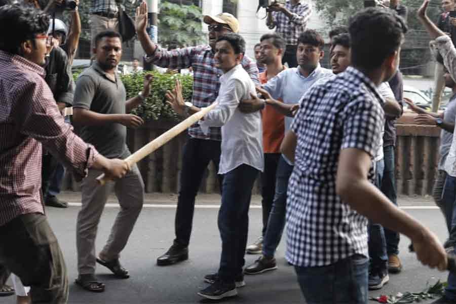 Chhatra League activists 'attack' Chhatra Dal leaders at Dhaka University