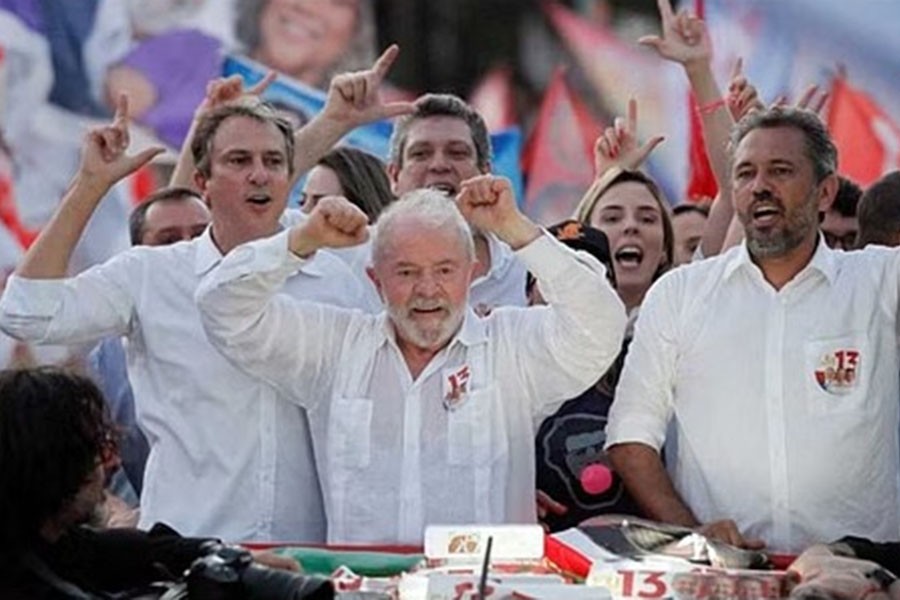 Brazil's former President and candidate for presidential election Luiz Inacio Lula da Silva greets supporters in Fortaleza, Brazil, September 30, 2022. REUTERS