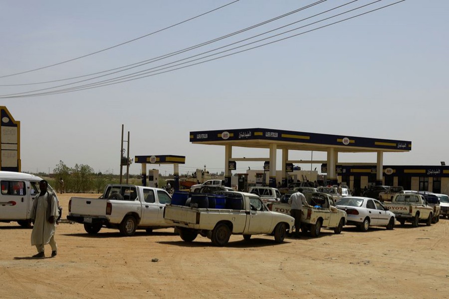 Vehicles line up for gasoline at a gas station near Jebel Aulia, Sudan on May 3, 2019 — Reuters/Files