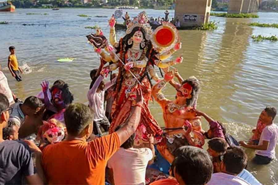 প্রতিমা বিসর্জনের মধ্য দিয়ে শেষ হল শারদীয় দুর্গোৎসব