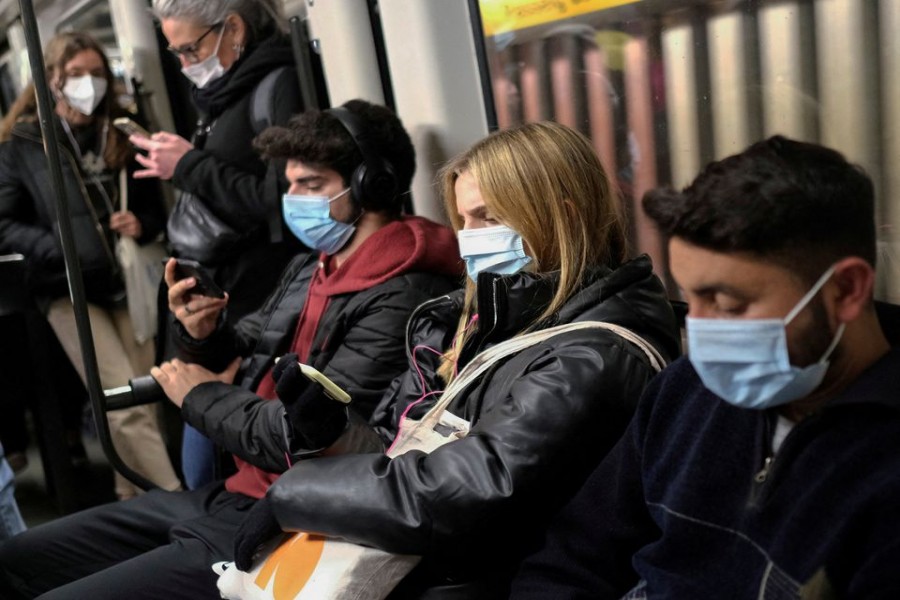 Commuters travel on an underground subway train, amid the outbreak of the coronavirus disease (COVID-19) and after Omicron has become the dominant coronavirus variant in Europe, in Barcelona, Spain January 12, 2022. REUTERS/Nacho Doce/File Photo