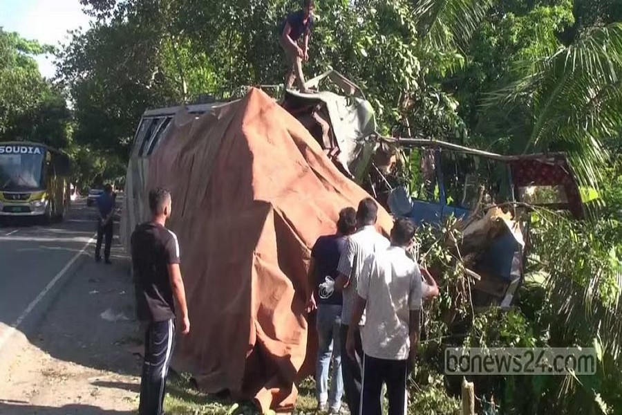 নিয়ন্ত্রণ হারিয়ে গাছে বাসের ধাক্কা, পুলিশসহ নিহত ৪