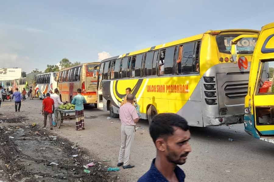 Hundreds of vehicles with holidaymakers stuck for hours at Daulatdia