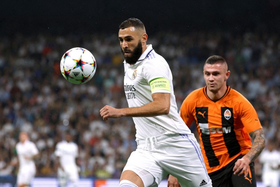 Soccer Football - Champions League - Group F - Real Madrid v Shakhtar Donetsk - Santiago Bernabeu, Madrid, Spain - October 5, 2022 Real Madrid's Karim Benzema in action with Shakhtar Donetsk's Oleksandr Zubkov REUTERS/Susana Vera/File Photo