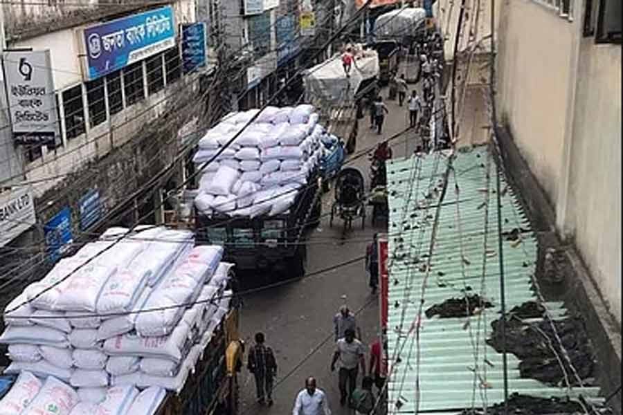 Strike cripples Khatunganj wholesale market after attack on worker