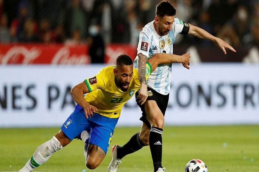 World Cup - South American Qualifiers - Argentina v Brazil - Estadio San Juan del Bicentenario, San Juan, Argentina - November 16, 2021 Argentina's Lionel Messi in action with Brazil's Matheus Cunha REUTERS/Agustin Marcarian