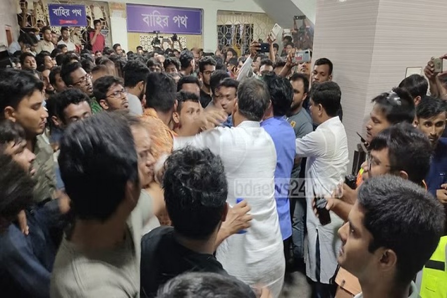 ধর্মঘটে রাজশাহী মেডিকেলের ইন্টার্নরা, তদন্ত কমিটি গঠন