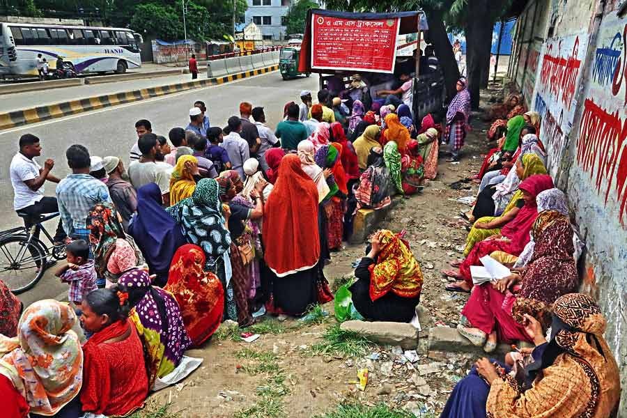 People are waiting in a long queue to buy essentials from a government-run sales point in Sayedabad area of Dhaka city on October 18 this year —FE file photo