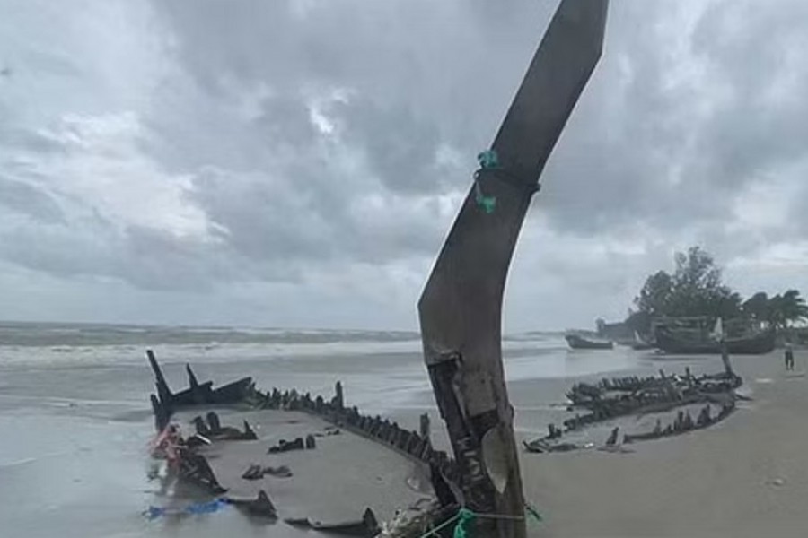 13 trawlers damaged by High tides as Cyclone Sitrang sweeps along St Martin’s