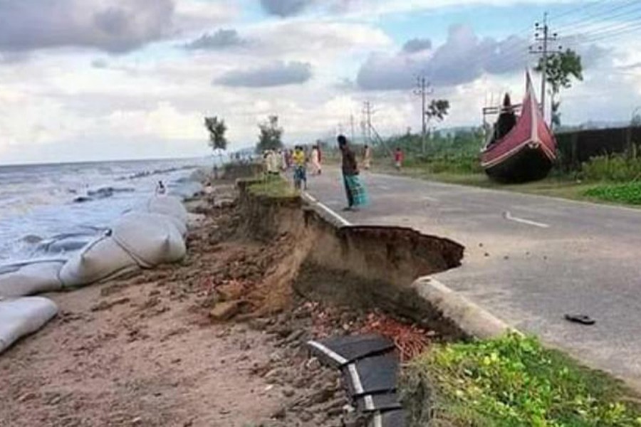 সিত্রাংয়ের তাণ্ডবে লণ্ডভণ্ড কক্সবাজার সৈকত