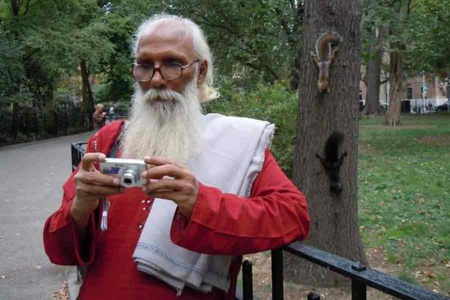 বাড়িতে গ্যাস সংযোগ না পেয়ে স্বাধীনতা ও একুশে পদক বিক্রির হুমকি দিলেন নির্মলেন্দু গুণ