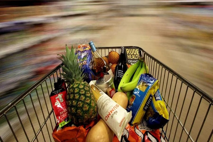 A shopping trolley is pushed around a supermarket in London, Britain May 19, 2015. REUTERS