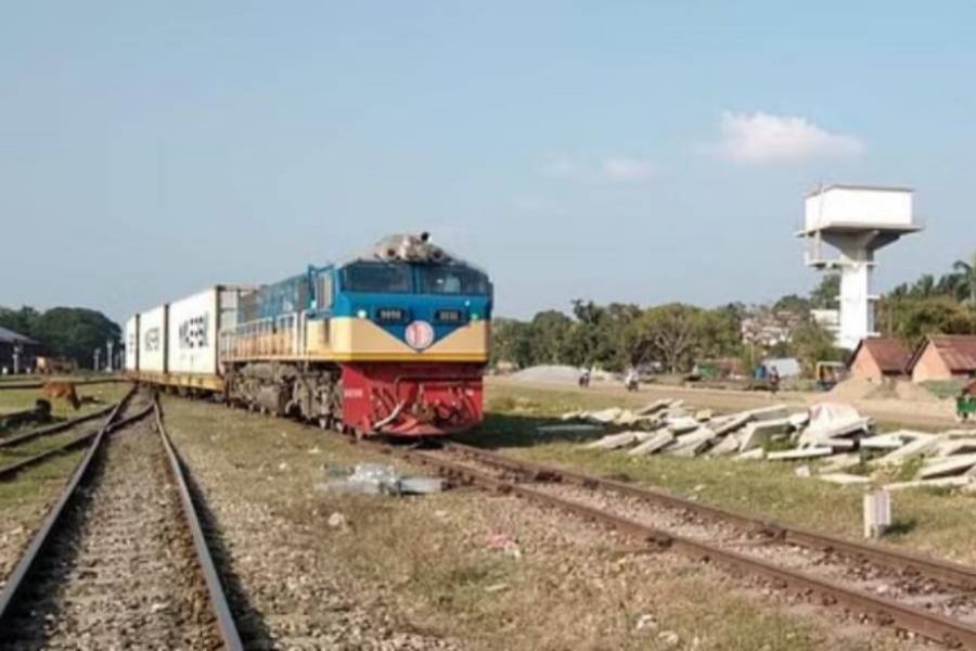 আখাউড়ায় এক লাইনে দুই ট্রেন, অল্পের জন্য রক্ষা 