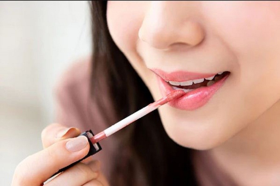 How to apply different types of lip tints