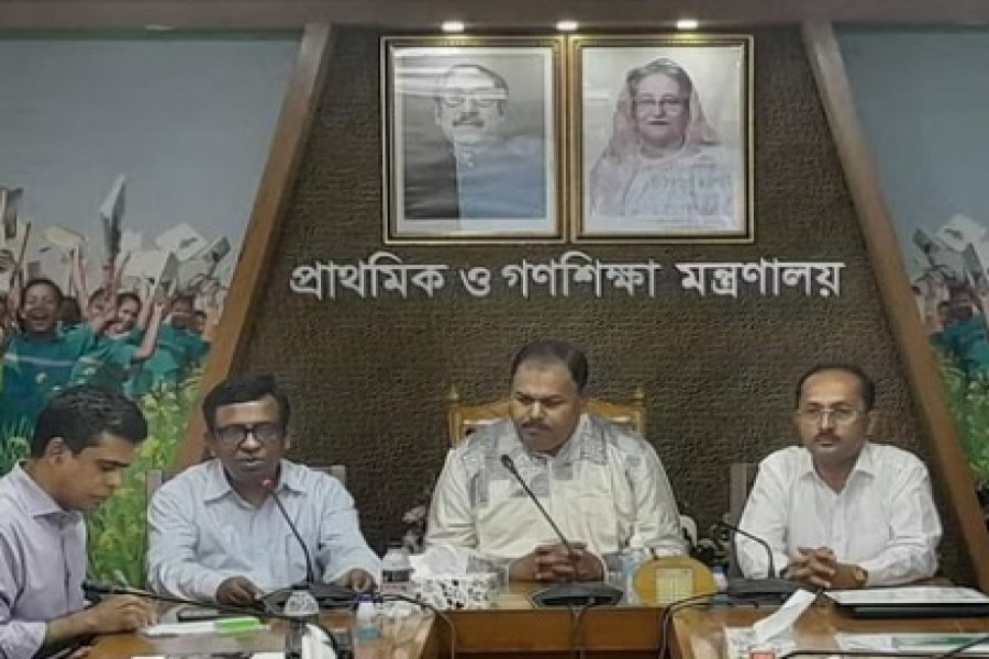 সংবাদ সম্মেলনে প্রাথমিক ও গণশিক্ষা মন্ত্রণালয়ের জ্যেষ্ঠ সচিব আমিনুল ইসলাম খান।  ছবি: বিডিনিউজ টোয়েন্টিফোর ডটকম