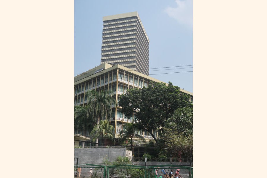 Bangladesh Bank is struggling to contain inflation and manage the  foreign exchange market. 	—FE Photo