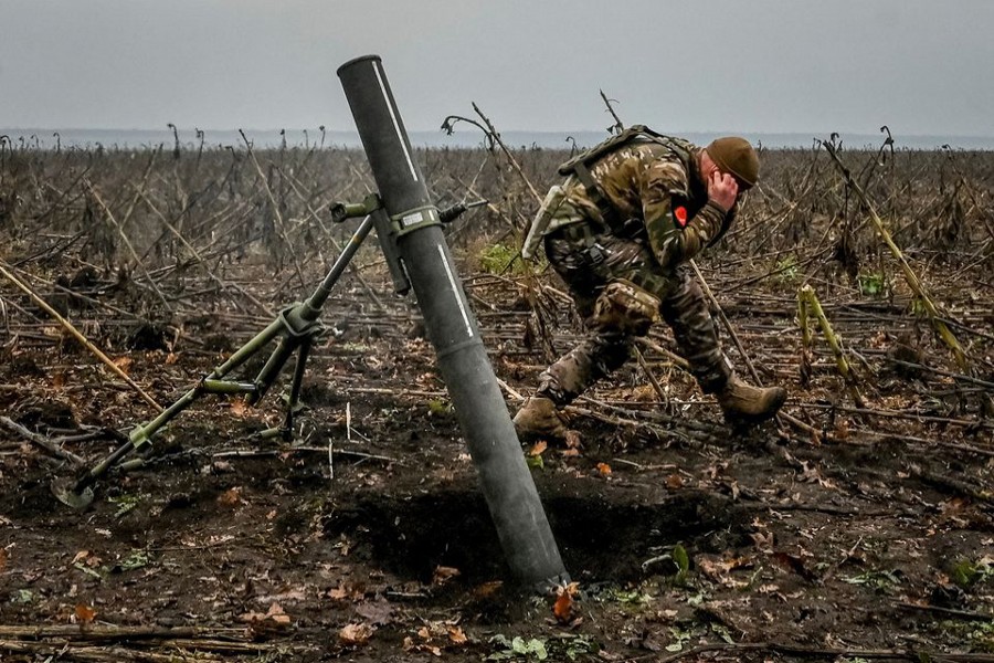 A Ukrainian serviceman fires a mortar on a front line, as Russia's attack on Ukraine continues, in Zaporizhzhia region, Ukraine on November 16, 2022 — Reuters photo
