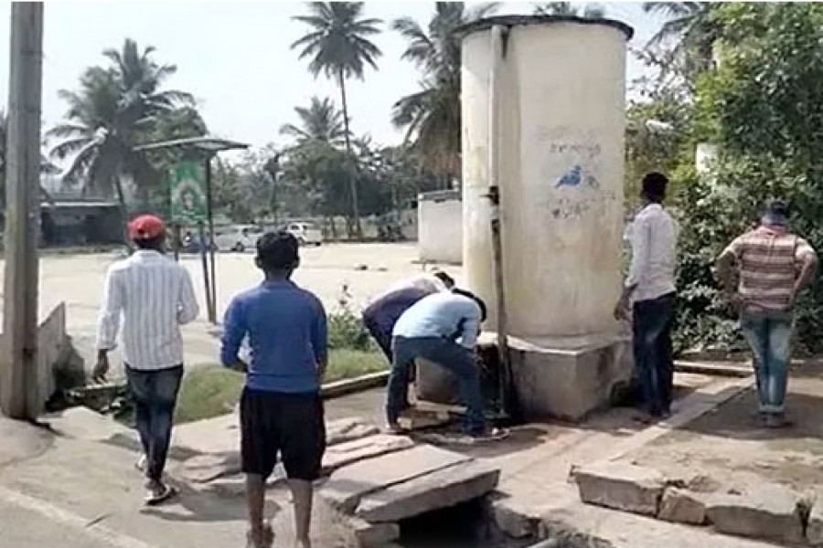 দলিত নারী পানি পান করায় গোমূত্র দিয়ে টাংকি ‘শুদ্ধ’ ভারতের কর্নাটকে