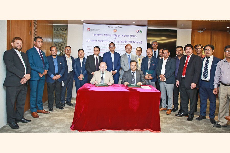 BIDA Executive Member Md. Matiur Rahman and DBCCI President Md Anwar Shawkat Afser ink a Memorandum of Understanding (MoU) on behalf of their respective sides at a ceremony at the BIDA headquarters in the city's Agargaon area on Tuesday.