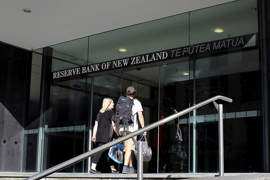 Two people walk towards the entrance of the Reserve Bank of New Zealand located in the New Zealand capital city of Wellington, March 22, 2016. REUTERS/Rebecca Howard/File Photo