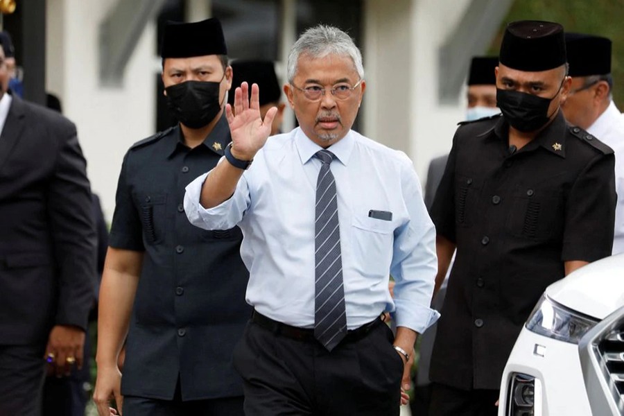 Malaysian King Sultan Abdullah Sultan Ahmad Shah waves to media members waiting outside the National Palace in Kuala Lumpur, Malaysia on November 21, 2022 — Reuters photo