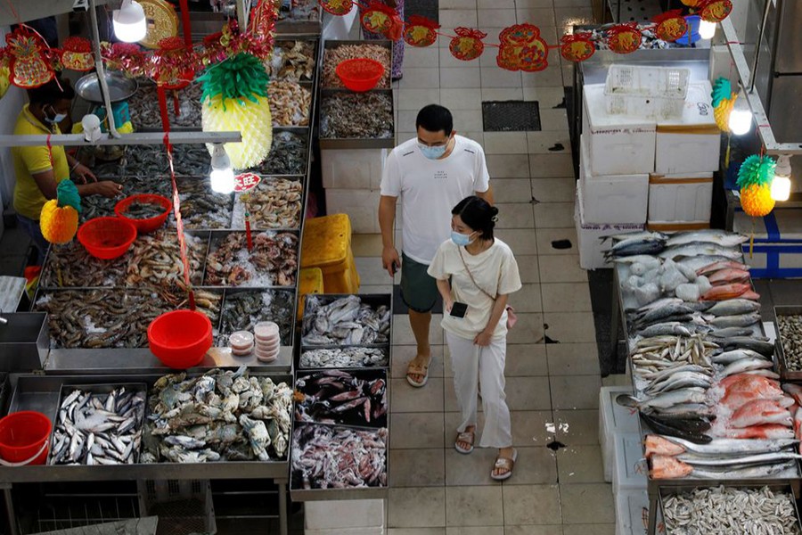 People shop for fish at a wet market during the coronavirus disease (Covid-19) outbreak, in Singapore September 21, 2021 — Reuters/Files